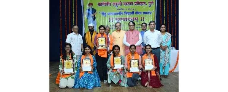 गुणवंत विद्यार्थ्यांसमवेत
